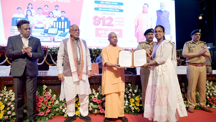 CM योगी ने वितरित किया 912 नियुक्ति पत्र, कहा-योग्य अभ्यार्थियों के चयन से आमजन के मन में शासन एवं चयन प्रक्रिया के प्रति विश्वास होता है सशक्त
