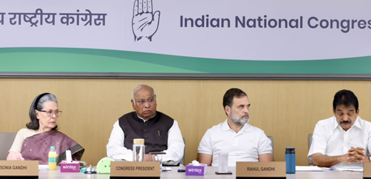 अंग्रेजों से हमने वोट का हक छीनकर लिया था, आज उसी हक को बचाने के लिए फिर लड़ना पड़ रहा है...पीएम मोदी और चुनाव आयोग पर खरगे का निशाना