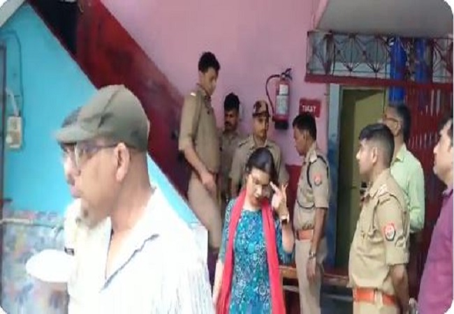 Lakhimpur Kheri News : स्कूल में बच्चों के सामने शिक्षिका की हत्या, बाद में आरोपी ने खुद को गोली मारकर की आत्महत्या