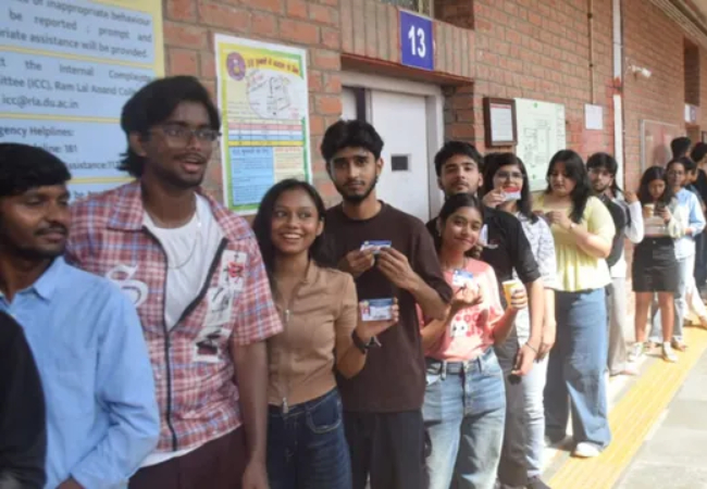 दिल्ली विश्वविद्यालय छात्रसंघ की वोटिंग जारी: 1.51 लाख से ज्यादा वोटर डाल रहे वोट