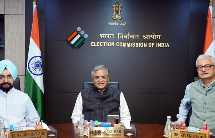 चुनाव आयोग में घमासान के बीच चुनाव आयुक्तों के साथ मुख्य चुनाव आयुक्त ज्ञानेश कुमार आए नजर