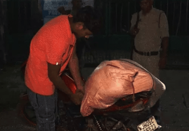 पश्चिम बंगाल: बाइक पर बोरी बांध जा रहे युवक का पुलिस ने पकड़ा, गर्लफ्रेंड की ​हत्या कर शव ठिकाने लगाने जा रहा...