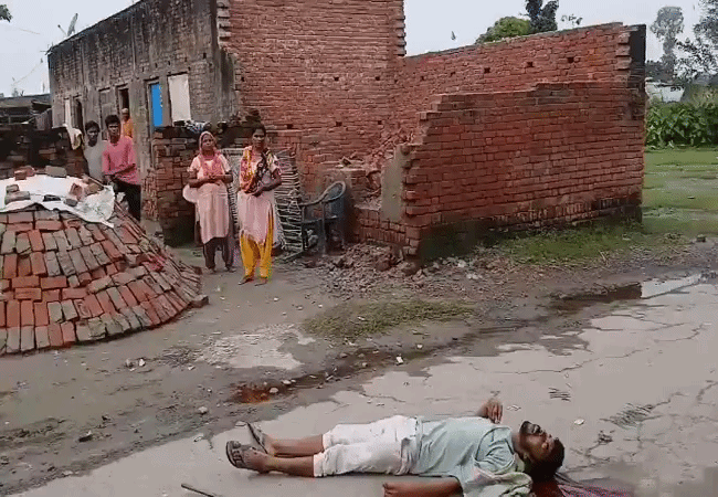 युवती को भगाकर ले गया: लखीमपुर में परिजनों ने रिपोर्ट की तो, घर के सामने भाई पर गोली चलाई, फिर खुद को भी गोली मारी