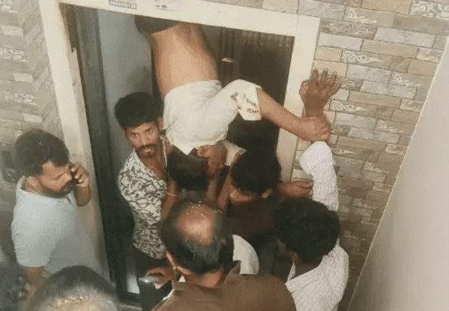 90 मिनट तक लिफ्ट में दो मंजिल के बीच लटका रहा शख्स, दीवार तोड़कर निकाला गया बाहर