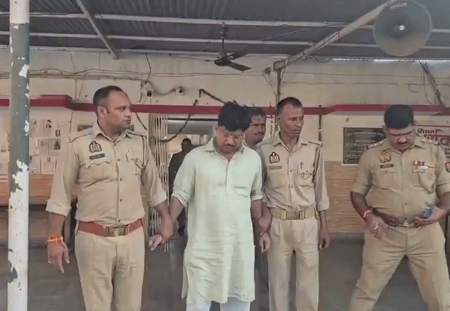 'सरकार बनने पर CM कोटे से IAS बनवा दूंगा': ऐसा महिला बैंककर्मी से कहने वाला सपा नेता गिरफ्तार, अलिगढ़ में छिपा था