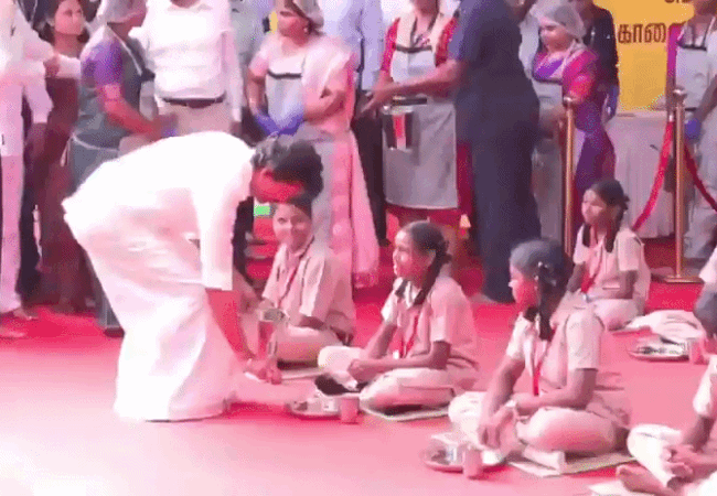 स्कूली बच्चों के बीच पहुंचे CM विजय, छात्रों के साथ बैठकर किया नाश्ता; कक्षा 8 तक बढ़ी मुफ्त योजना