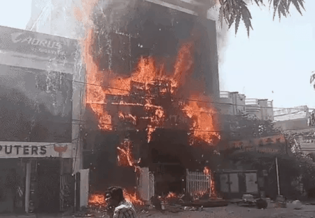 अलीगंज अग्निकांड: फायर एग्जिट की जगह लिफ्ट, 20 की मंजूरी पर 35 किलोवाट से ज्यादा बिजली; 87 दिन बाद 500 पन्नों की चार्जशीट