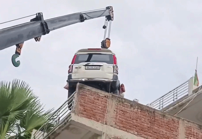 Video- वाहन मालिक विदेश में रहते हैं, चोरी का डर था, तो क्रेन बुलवाकर Scorpio को दो मंजिला छत पर चढ़वाया