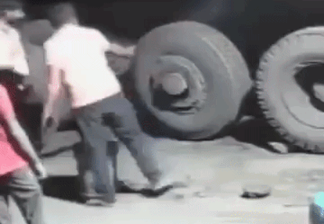 टायर बदलते समय हुआ जोरदार धमाका, चालक के चीथड़े उड़े: खौफनाक Video आया सामने