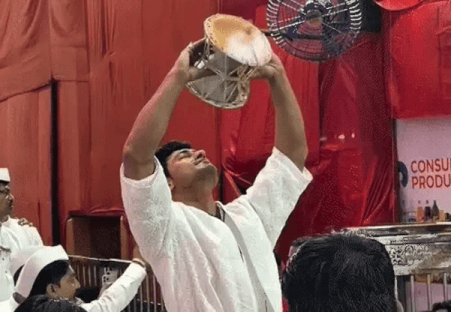 लालबागचा राजा के दरबार में पहुंचे विद्युत जामवाल, शंख-डमरू बजाकर किया बप्पा का स्वागत