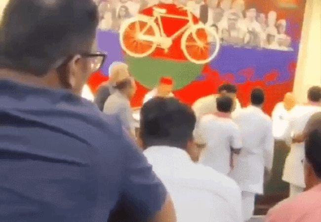 अखिलेश के सामने भिड़े सपा नेता, एक घंटे में एटा-कासगंज का पूरा संगठन भंग