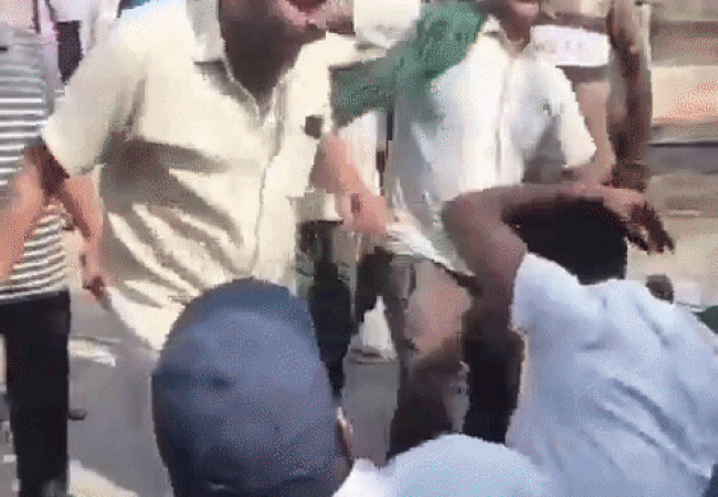 Video- बिजली चोरी की जांच करने पहुंचे JE को घेरा, 15 मिनट तक पीटा, 1 घंटे तक बंधक बनाए रखा: 30 लोगों पर FIR