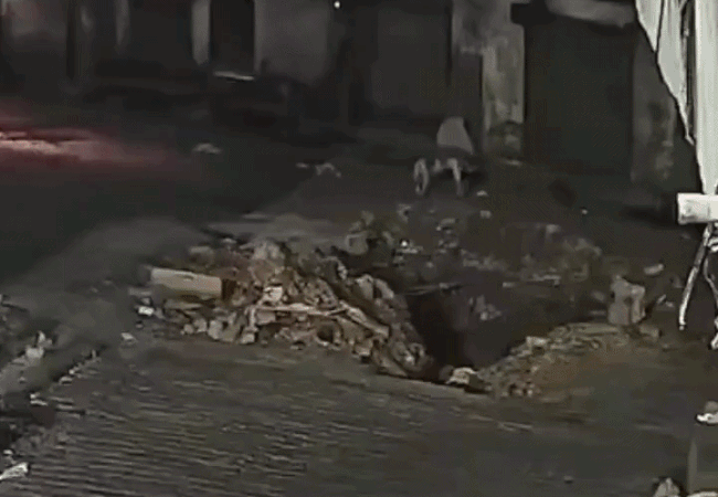 कानपुर में खुले सीवर के गड्ढे में गिरी डिलीवरी बॉय की बाइक, CCTV में कैद हुआ हादसा