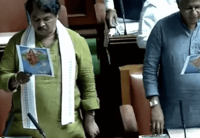 कर्नाटक विधानसभा में हंगामा: BJP विधायकों ने पूरा वंदे मातरम गाया, दो पैरा के बाद रिकॉर्डिंग रुकी