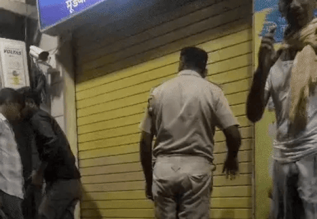ATM लूटने घुसे दो चोर,महिला बैंक मैनेजर ने शटर गिरा दोनों को बंद कर दिया: फिर जो हुआ Video में देखिए