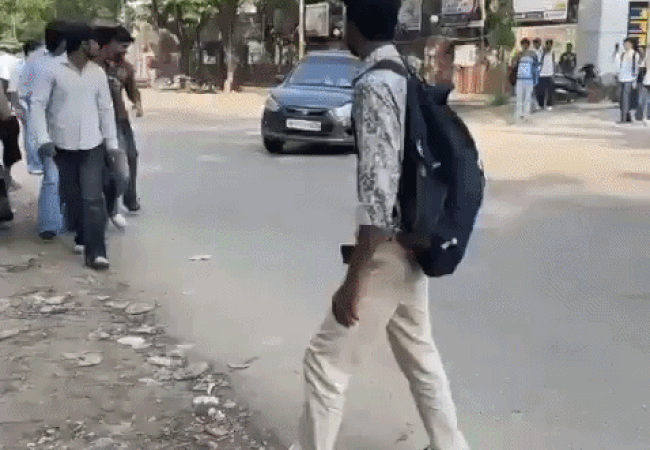 ग्रेटर नोएडा में छात्रों के बीच घुसी तेज रफ्तार कार, पांच को मारी टक्कर: Video वायरल