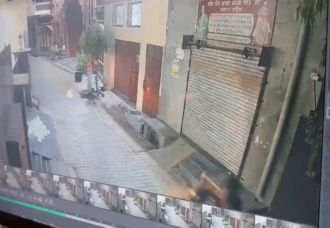 पंजाबी सिंगर गुलाब सिद्धू के घर पर ताबड़तोड़ फायरिंग, बाइक सवार बदमाशों ने चलाईं 7-8 गोलियां