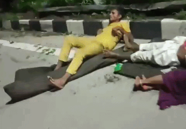 डिवाइडर से टकराकर पलटी श्रद्धालुओं की पिकअप, 6 की मौत,  बागपत में एक्सप्रेस-वे पर हुआ हादसा