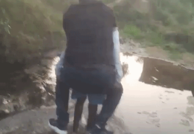 जूता गीला ना हो, इसलिए पटवारी बुजुर्ग की पीठ पर पर सवार हो गया: एसडीएम ने निलंबित किया