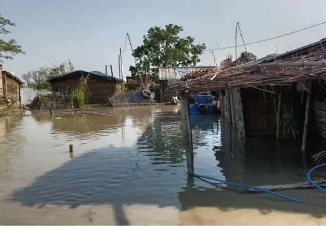 बिहार में बाढ़ का संकट! पश्चिम चंपारण में गंडक नदी उफान पर, कई गांवों का संपर्क टूटा