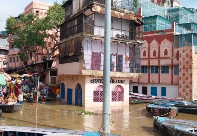 वाराणसी में गंगा का रौद्र रूप, खतरे के निशान के करीब पहुंचा जलस्तर, नावें बनीं एकमात्र सहारा