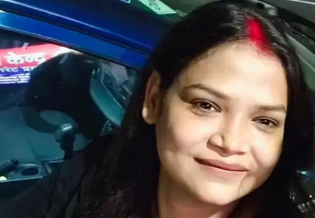 प्रयागराज: दरोगा की पत्नी ने दरवाजा बंद कर फांसी लगाई, पत्नी हाईकार्ट में अध्विक्ता थी