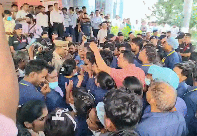 लोहिया संस्थान के अंदर टॉयलेट में मिला नवजात का शव, सूचना देने से झल्लाए सुरक्षा कर्मियों ने 2 सफाई कर्मियों को पीटा, अब सफाई कर्मी हड़ताल पर