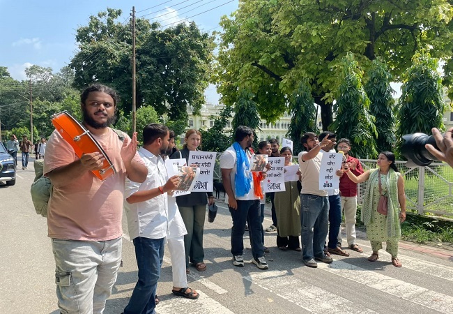 SIR पर रोक और CEC के खिलाफ कार्रवाई की मांग को लेकर लखनऊ विश्वविद्यालय में छात्रों का मार्च
