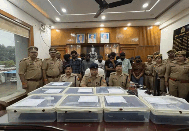 पुलिस चौकी से कुछ कदम दूर चल रहा था अमेरिकी नागरिकों को ठगने का खेल, लखनऊ में 4 महिला समेत 16 आरोपी पकड़े गए