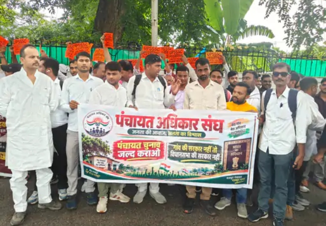 लखनऊ में डिप्टी CM आवास के बाहर पंचायत प्रतिनिधियों का प्रदर्शन, 'पंचायत चुनाव जल्द कराओ' का लगा नारा
