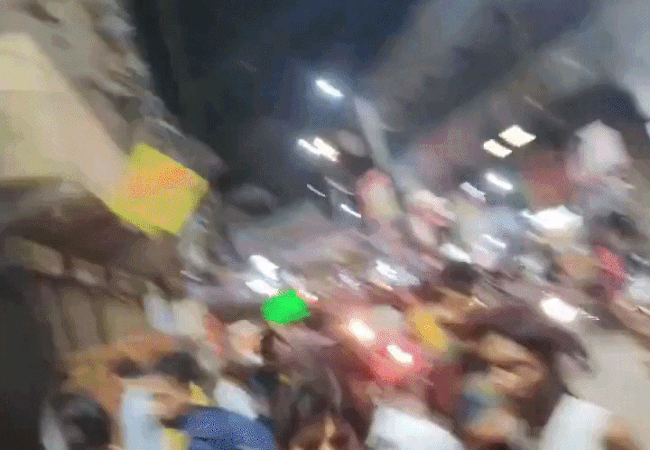 Horrifying Video : यूपी पुलिस चौकी के बाहर युवक ने खुद को लगाई आग, जानें मोनू ने क्यों उठाया ये कदम?