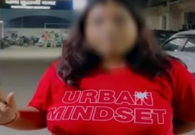 दिल्ली यूनिवर्सिटी की छात्रा से छेड़छाड़ का आरोप, ‘Urban Mindset’ टी-शर्ट बनी विवाद की वजह, दो आरोपी गिरफ्तार