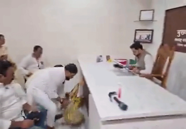 Video- बोरियों में आवारा कुत्ते भरकर लाये नेता जी ने अधिकारी के टेबल पर छोड़ा, पहनाई नोटों की माला