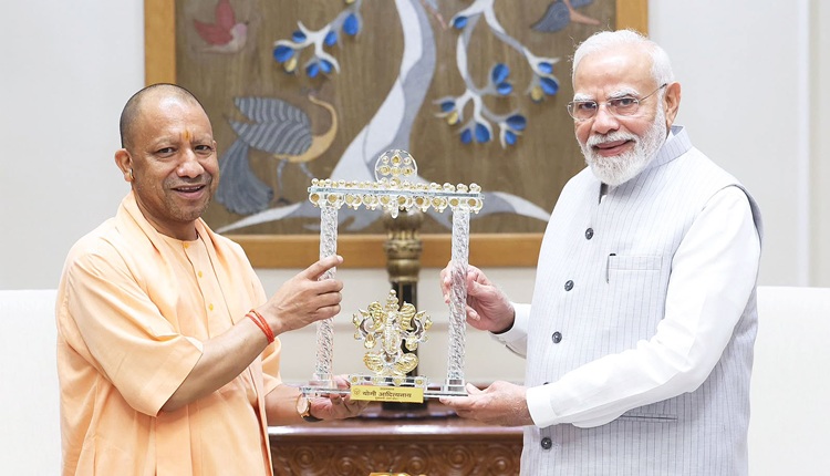 पीएम मोदी से मुख्यमंत्री योगी आदित्यनाथ, यूपी विधानसभा चुनाव से पहले इस मुलाकात ने बढ़ाई हलचल