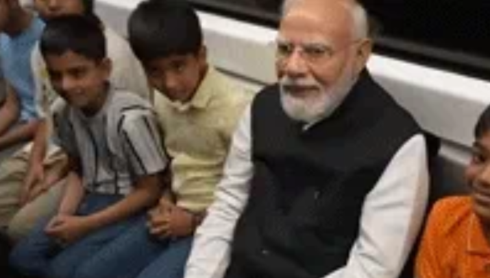 PM मोदी ने किया दिल्ली मेट्रो में सफर, यात्रियों और बच्चों से बातचीत की, एसआरसीसी के शताब्दी समारोह में हुए शामिल