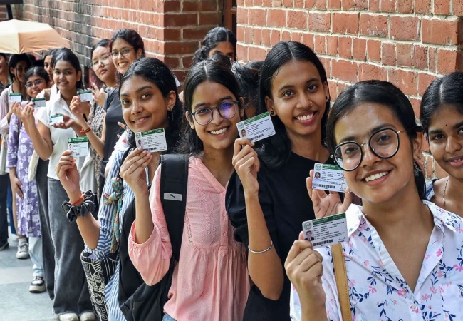 DUSU Election 2026: दिल्ली यूनिवर्सिटी में 1 लाख 51 हजार से ज्यादा छात्र डाल रहे वोट, 158 बूथ और 1,100+ EVMs के बीच कड़ी सुरक्षा