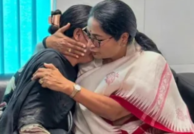 दिल्ली की CM रेखा गुप्ता के सवाल से हड़कंप; 'किस अफसर के दौर में बनी अवैध इमारत?' दिल्ली में बुलडोजर कार्रवाई का आदेश