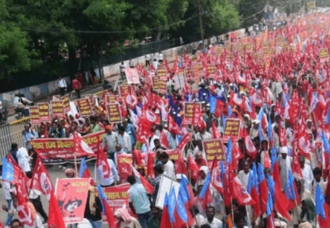 पटना में किसान-मजदूर और छात्रों का मार्च, जेपी गोलंबर पर बैरिकेडिंग तोड़ डाकबंगला पहुंचे प्रदर्शनकारी