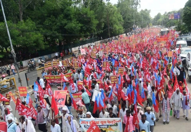 पटना में किसान-मजदूर और छात्रों का मार्च, जेपी गोलंबर पर बैरिकेडिंग तोड़ डाकबंगला पहुंचे प्रदर्शनकारी