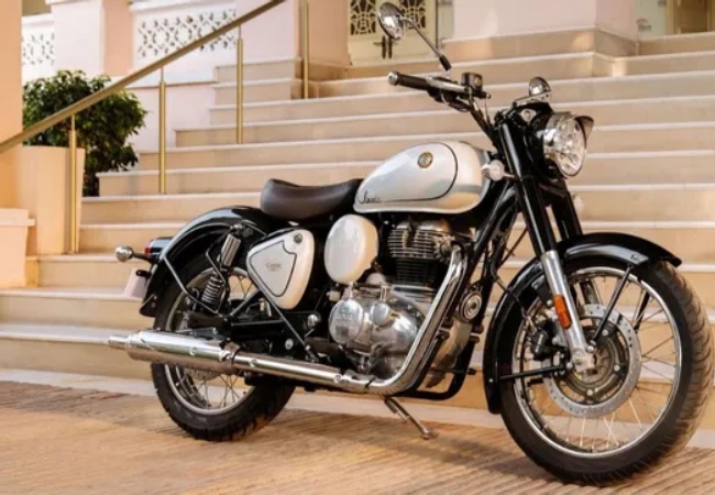 Royal Enfield Classic 350 को मिला नया रंग, बाइक के लुक में आया नया अंदाज