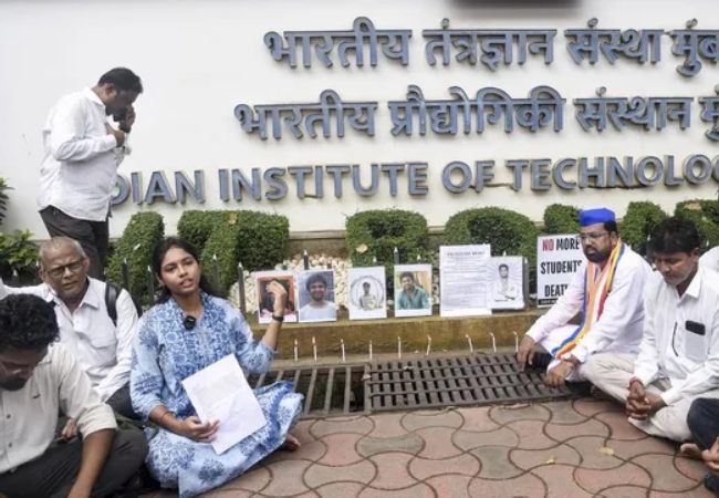 IIT बॉम्बे छात्र की मौत पर विवाद, जातिगत टिप्पणी के आरोपों से गरमाया मामला
