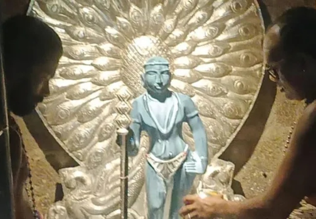 चेन्नई के नजदीक नाडू पलानी मुरुगन मंदिर से करोड़ों की पन्ना मूर्ति गायब, CCTV पर पेंट स्प्रे कर सुरक्षा घेरा तोड़ा