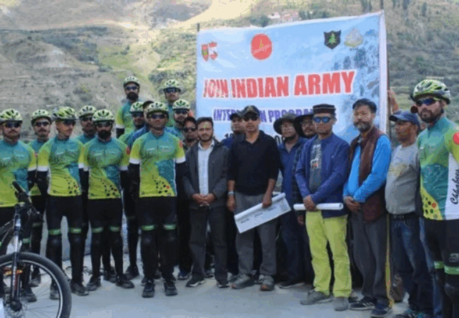 सेना के जवानों का 1,200 KM साइकिल अभियान, हिमाचल में छात्रों को दिया फिटनेस का संदेश