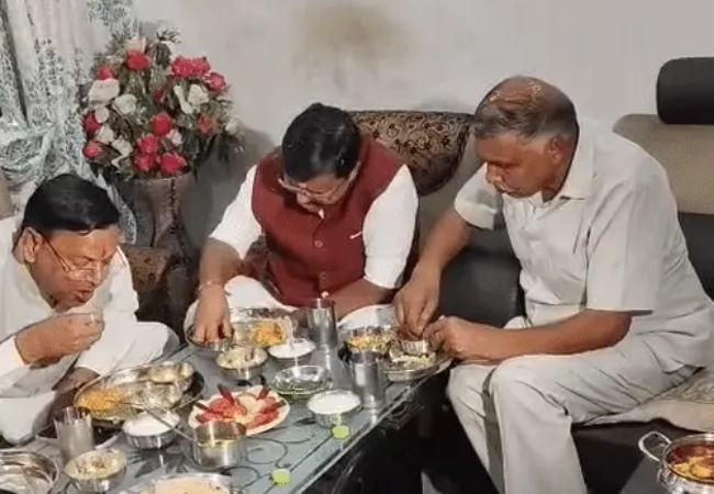 सहारनपुर: दलित कार्यकर्ता के घर पहुंचे नितिन नबीन, साथ बैठकर किया भोजन, संगठन की बैठक में सम्मान का मुद्दा उठा