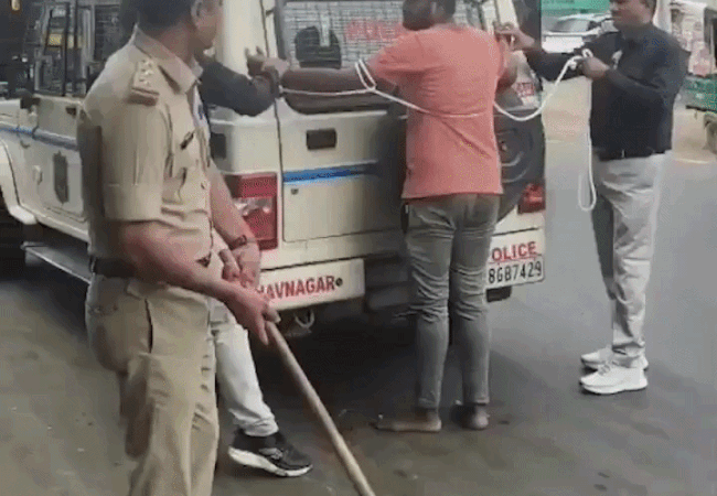 Video : गुजरात में लिव-इन पार्टनर के हत्यारोपी को गाड़ी से बांधकर पीटा, पुलिस बोली- कड़ा संदेश जरूरी
