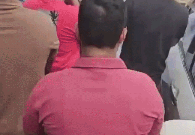 Viral : मंत्री प्रवेश वर्मा ने निर्माणाधीन सड़क का कर रहे थे निरीक्षण, वीडियो रिकॉर्ड कर रहे युवक को जड़ा थप्पड़, AAP ने की गिरफ्तारी की मांग
