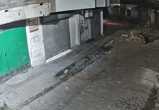 Video-जाजमऊ में डिलीवरी बॉय बाइक समेत गहरे गड्ढे में समाया, स्थानीय लोग बोले-कानपुर नगर निगम बना नरक निगम