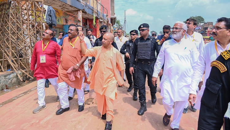 चित्रकूट में बाढ़ प्रभावित परिवारों को सीएम योगी ने वितरित की राहत सामग्री, कहा-डबल इंजन की सरकार आपके साथ है खड़ी