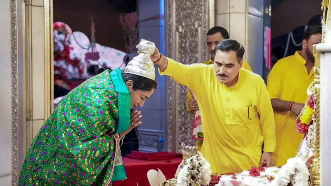 नवरात्रि पर मां भगवती के दरबार पहुंचीं CM रेखा गुप्ता, विरोध करने वालों के लिए मांग ली सद्बुद्धि