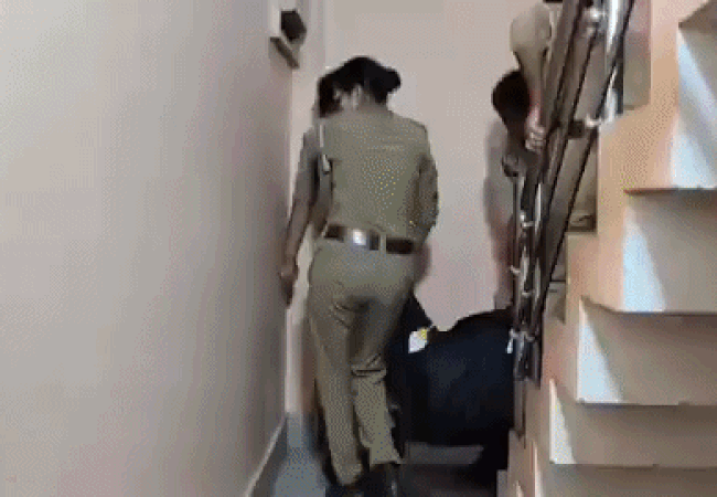 Video-बहराइच के अवध होटल में 26 साल का युवक, 46 की महिला पिंकी की लाश कमरे में पंखे से लटकी मिली, जांच में जुटी पुलिस